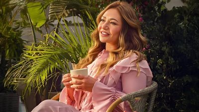 يارب كل ست تكون سعيدة.. ليلى علوي تحتفل بـ يوم المرأة العالمي