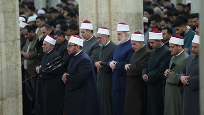 خاشعين لله.. آلاف المصلين يؤدون العشاء والتراويح بالجامع الأزهر
