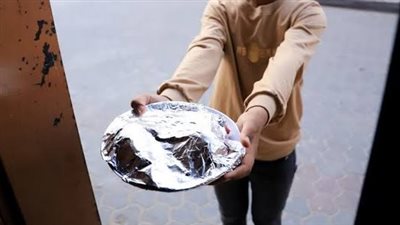 الطبق الدوار..عادة رمضانية أصيلة في المنيا تجمع الجيران والأقارب