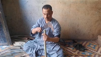 من جريد النخل إلى نور رمضان.. العم رضا يحيي: تراث الفراعنة في صناعة الفوانيس..