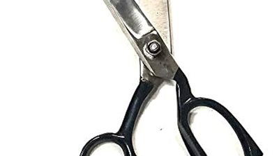 ضرب بنتي.. ربة منزل تتعدى على شقيق زوجها بـ مقص في سوهاج