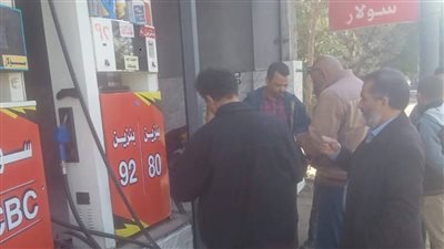 قبل البيع بالسوق السوداء.. مصادرة 250 لتر بنزين في 27 مخالفة تموينية بـ4 مراكز في المنيا