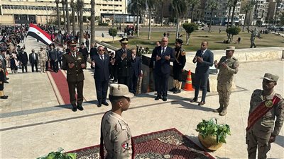  في يوم الشهيد..محافظ بورسعيد والقيادات الأمنية يقرأون الفاتحة على أرواح شهداء الوطن