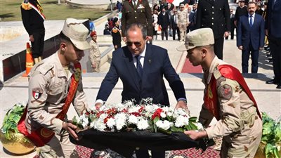 في يوم الشهيد..محافظ بورسعيد يضع إكليلا من الزهور على النصب التذكاري بميدان الشهداء 