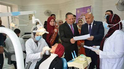 صور .. رئيس جامعة دمياط يطلق مبادرة صحتك من صحة أسنانك 