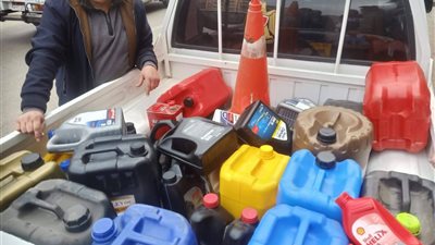 ضبط مخزن مزور لتعبئة زيت السيارات بماركات شهيرة في دمياط 