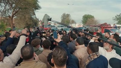 مشهد تمثيلي وغناء ورقص.. «رمضان» يشارك العمال فرحتهم