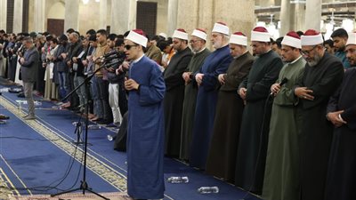 لليوم الثاني.. طالب ازهري يؤم المصلين بالجامع الأزهر في رمضان