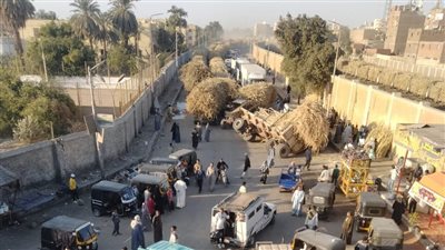 تعطل حركة المروربكوم أمبو  .. بسبب انقلاب مقطورة نقل قصب السكر 