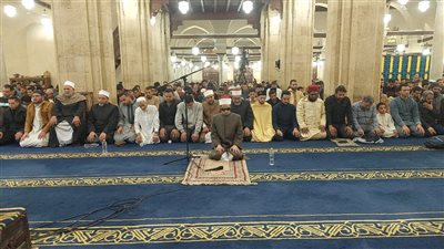 بصيرة القلب أعمق من النظر .. طالب من ذوي الهمم يؤمّ المصلين في الأزهر