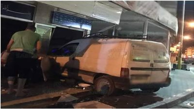 سيارة نقل تقتحم محلاً وتصيب 4 أشخاص في بولاق الدكرور 