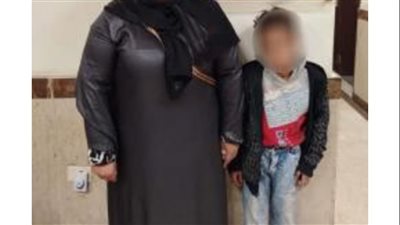 متسولة تحرض طفلها على الإمساك بالسيارات أثناء سيرها لاستجداء قائديها