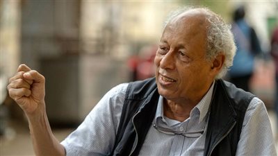 الشاعر زين العابدين فؤاد يغادر المستشفى بعد تعرضه لأزمة صحية