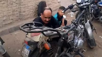 صوت المحرك دليله.. قصة كفاح عفيفي كفيف يصنع المعجزات في المنيا| صور 