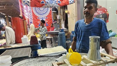 الإقبال كبير والسعر في متناول الأيدي.. القطايف والكنافة تزين شوارع أسوان