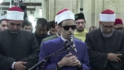 الأزهر للفتوى: الإنصات لقراءة الإمام بالفاتحة يجزئ المأموم جهرًا