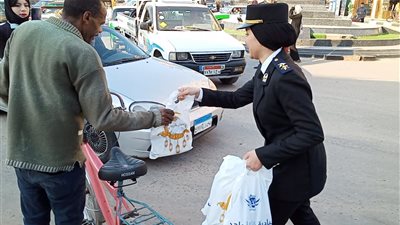 رجال الشرطة يوزعون وجبات علي المواطنين بشوارع البحيرة.. صور