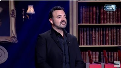 ردّ غير متوقع من عمرو محمود ياسين عن تقديم سيرة والده (فيديو)