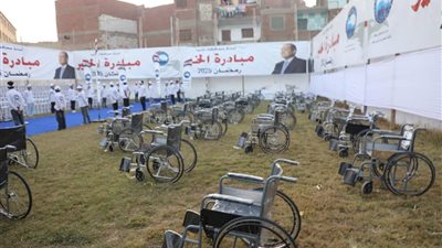  توزيع 10 آلاف كرتونة مواد غذائية للأسر الأولى بالرعاية و60 كرسيًا متحركًا لذوي الهمم بالمنيا 
