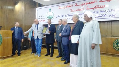 إتحاد نقابات عمال مصر يكرم رئيس اللجنة النقابية للعاملين بالزراعة بالبحيرة
