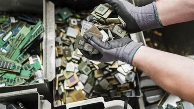 جاهزة لإعادة التدوير.. ضبط مصنع بالجيزة وبداخله نفايات إلكترونية خطرة