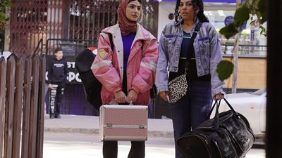 من وحي مسلسل 80 باكو.. كيف تتعاملين مع زميلتك المنفسنة والغيوظة في الشغل؟