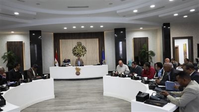 محافظ أسوان يؤكد على أهمية تكثيف الجهود لتحقيق أعلى نسب بملف التقنين