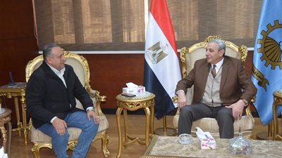 لبحث تطوير الخدمات والمشروعات العاجلة..محافظ الغربية يجتمع برئيس شركة مياه الشرب الجديد 