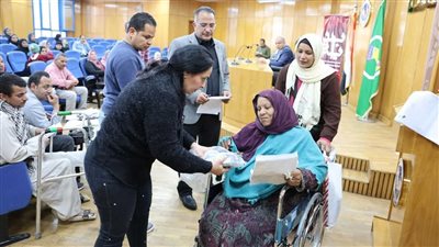 محافظ المنيا يوجه بتوفير فرص عمل وصرف مساعدات مالية وعينية للأولى بالرعاية 