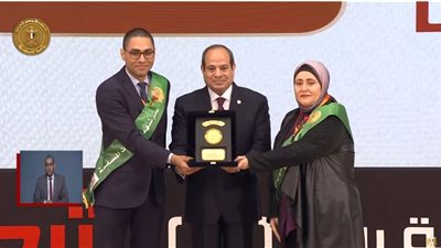 الرئيس السيسي يكرم عدداً من أبناء وأسر الشهداء خلال الإحتفال بيوم الشهيد 