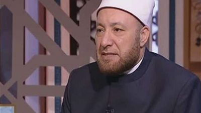 هل القبلة بين الأزواج فى نهار رمضان تبطل الصيام ؟ .. أمين الفتوى يُوضح  