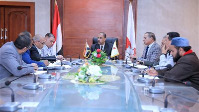 محافظ سوهاج يبحث التوسع في إنشاء مصانع الأعلاف غير التقليدية لدعم الثروة الحيوانية