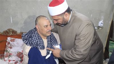 في لفتة إنسانية.. وكيل أوقاف الفيوم يزور خادم مسجد للاطمئنان على صحته