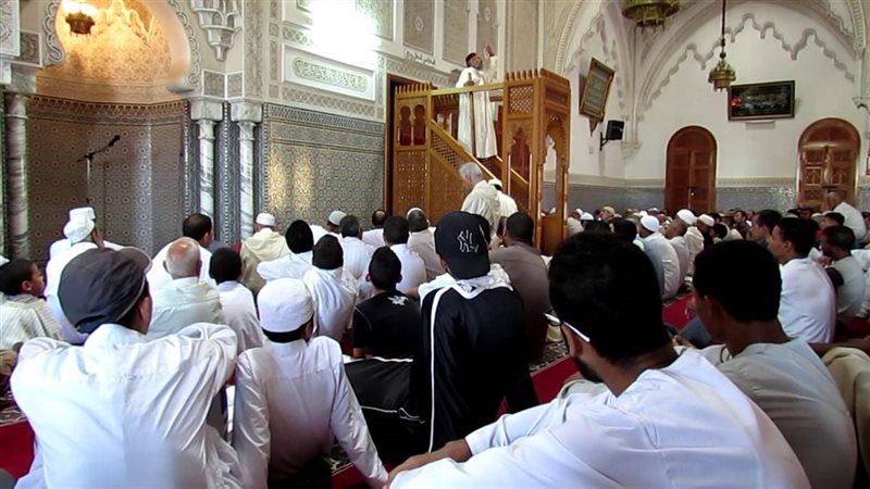 الخطيب على المنبر