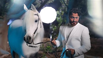 بإطالة أبيض × أبيض وحصان.. تامر حسني : إستنوا الجديد عشان الجديد شديد