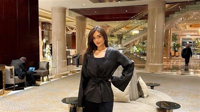 باطلالة إسود ×إسود..ملك أحمد زاهر في حفل إفطار رمضاني|صور