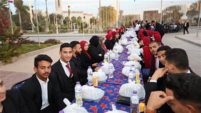 مائدة الخير.. رئيس جامعة المنيا يُشارك أسرة طلاب من أجل مصر حفل الإفطار الجماعي
