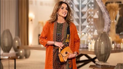  الملكة رانيا في إطلالة تراثية جديدة خلال مائدة إفطار جمعتها بالشباب| صور