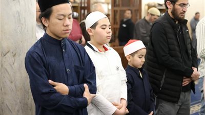 الأطفال من مختلف الجنسيات في أجواء إيمانية خلال أداء الصلاة بالجامع الأزهر