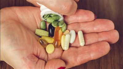 فشل كلوي واضطرابات المعدة.. استشاري التغذية يحذر من الإفراط في الفيتامينات