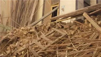 استغاثات الأهالي لم تجد استجابة..  انهيار منزل مهجور من 4 طوابق بقنا