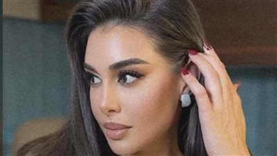 بإطلالة جذابة وفستان ذهبي فخم..شاهد أحدث ظهور لـ ياسمين صبري