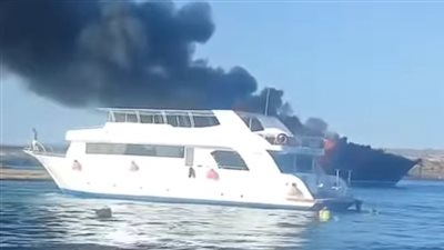 إخلاء آمن للسياح.. حريق هائل يلتهم لانشًا سياحيًا فى مرسى علم