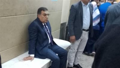 مشهد إنساني.. محافظ الدقهلية يرفض المغادرة قبل الاطمئنان على مصابي حريق فرن بالمنصورة