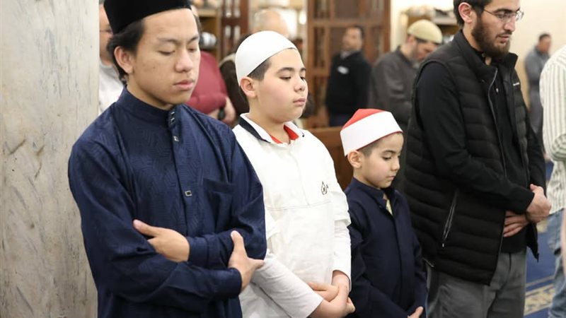 الأطفال يؤدون الصلاة