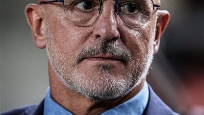 دي لا فوينتي يعلن قائمة لاروخا لمواجهتي هولندا وغياب مفاجئ لنجم برشلونة