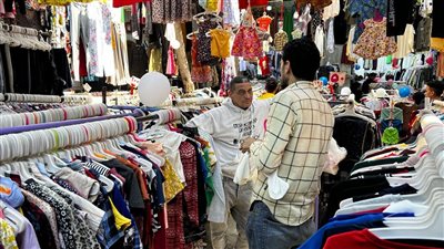 وكالة البلح.. رحلة البحث عن ملابس بأسعار التصفيات «صور»