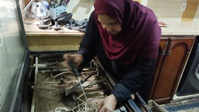 «إيديها تتلف فى حرير».. أم محمود «بريمو» فى تصليح الأجهزة الكهربائية بالمنوفية