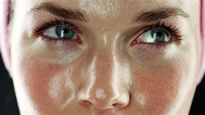 قبل العيد والصيف.. 10 خطوات للتخلص من لمعان البشرة الدهنية 