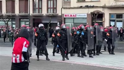 إصابة 18 شخصا والقبض على 14 آخرين بعد اشتباكات جماهير روما وبلباو